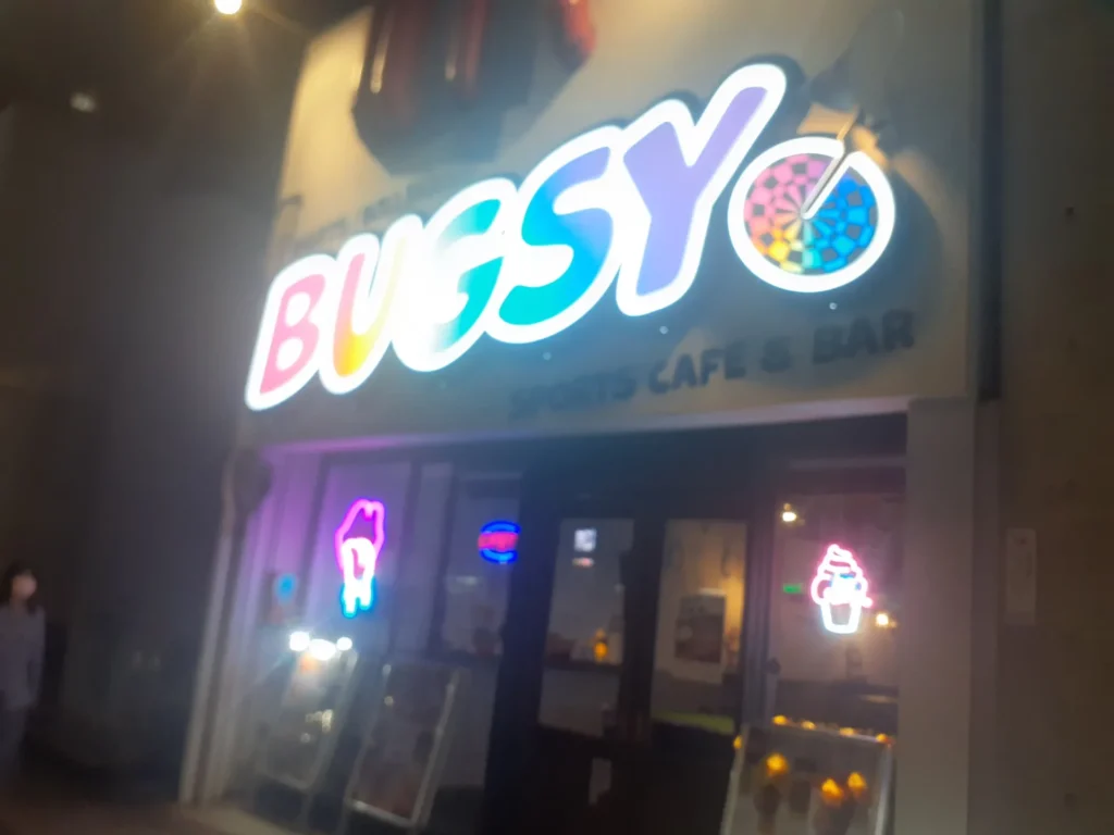 広島のスポーツ観戦はココ！「SPORTS CAFE & BAR BUGSY」で熱狂の一夜を！豊富なメニューと深夜中華も魅力