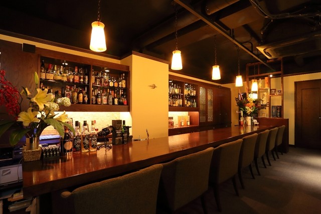 広島デートを最高に彩る隠れ家バー「Bar Moon-Shiner」徹底解説：彼女の「素敵！」を引き出す特別な夜